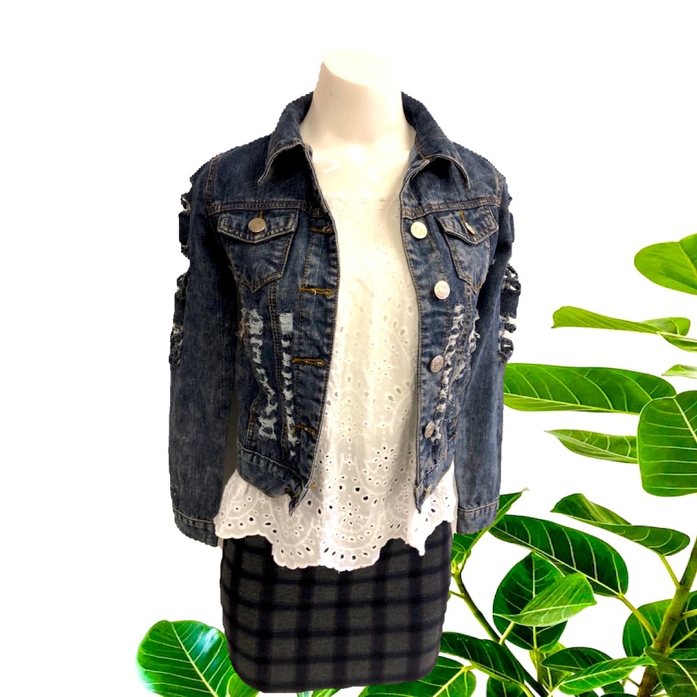 DAZL DISTRESSED JEANS JACKET IN SIZE SMALL BUTTONS CLOSURE TWO BUTTONED POCKETS